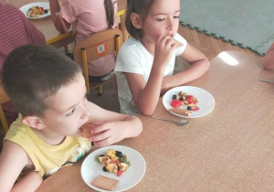 Dzieci degustują sałatkę